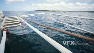 渔船出海在海上自由航行的实拍视频