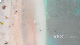 俯瞰海岸线海浪拍打沙滩的航拍实拍视频