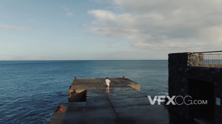 男子在海边跑步健身的航拍实拍视频