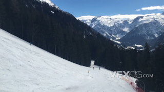 晴朗的天空下在广阔的滑雪场滑雪的实拍视频