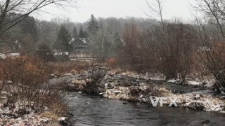 暴雪下的河流小溪与大地的自然景观实拍视频