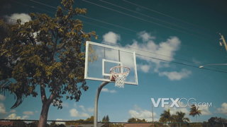 晴朗的天空下寂静的篮子场上的篮球框的实拍视频