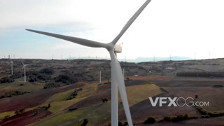 用于风力发电的旋转的风车近景实拍视频