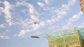 实拍吊塔吊着建筑材料在空中视频