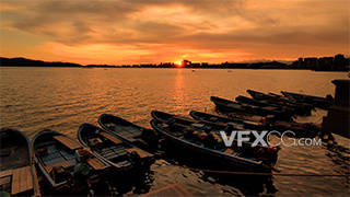 4K夕阳下渔民在渔船上工作实拍视频