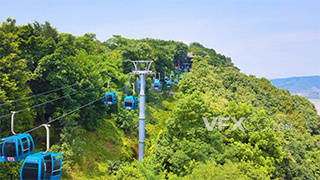 夏日缆车唯美意境航拍自然风景大山旅游旅行视频