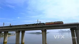 火车从江面大桥缓缓驶过实拍视频