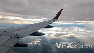 客机飞机窗外风景云层耶稣光实拍视频