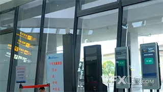 机场购票自助充值机设备指示牌素材视频