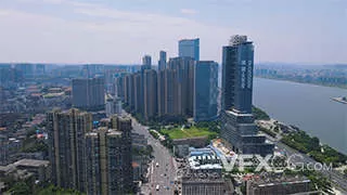 城市交通湖南长沙湘江边城市高楼