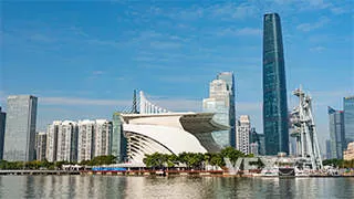 广州国际金融中心蓝天白云商务金融实拍视频